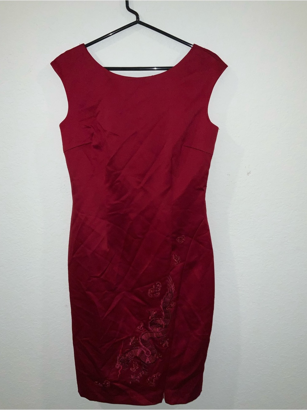Maggy London Crimson Sleeveless Sheath Dragon Embroidery Midi Dress